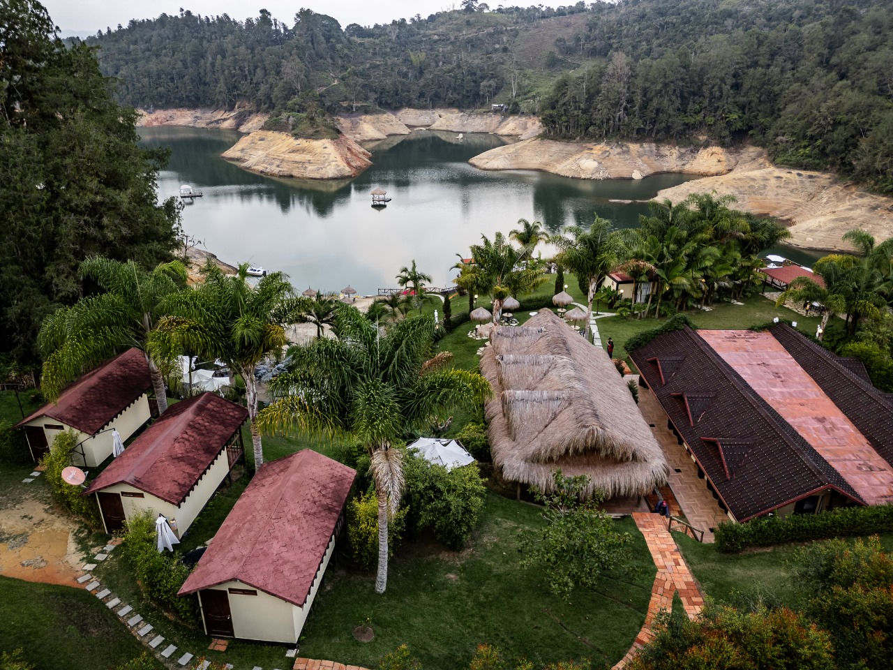 Cabañas y zonas verdes frente al agua