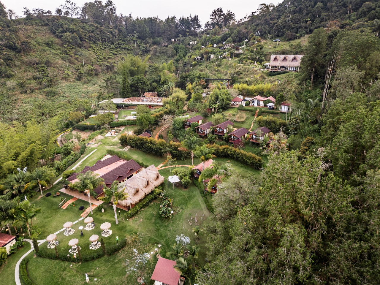 Panorámica del refugio con senderos, cabañas y jardines