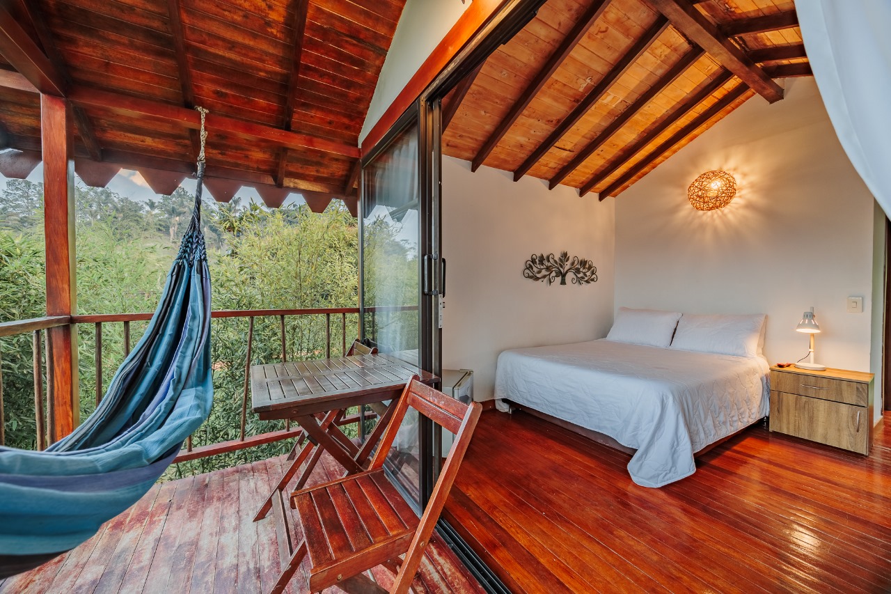 Habitación con hamaca y balcón hacia el bosque