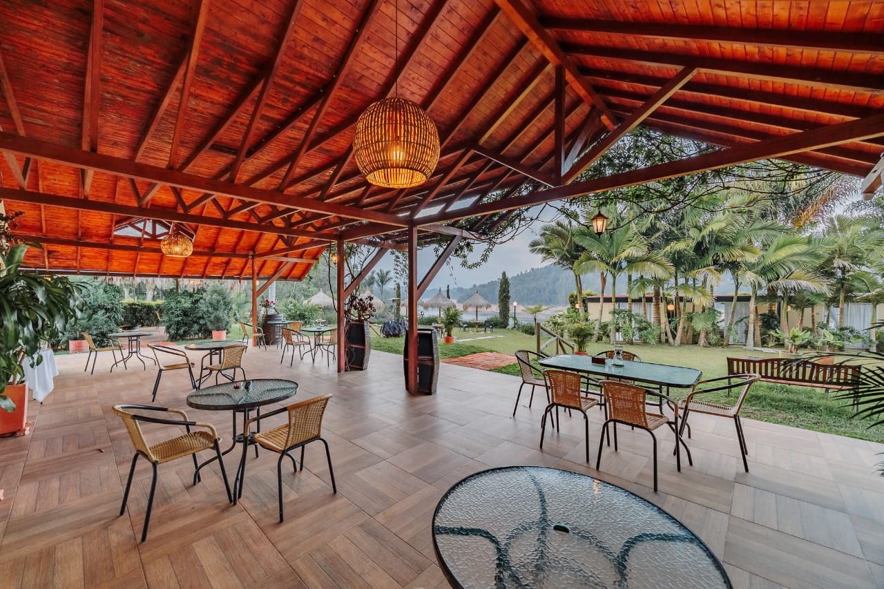Kiosco abierto con mesas y vista al lago