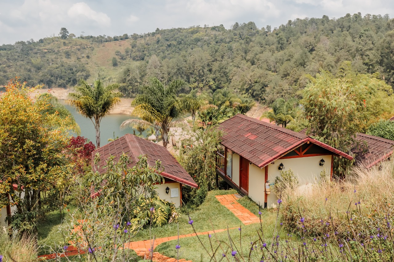Senderos empedrados entre las cabañas y el lago
