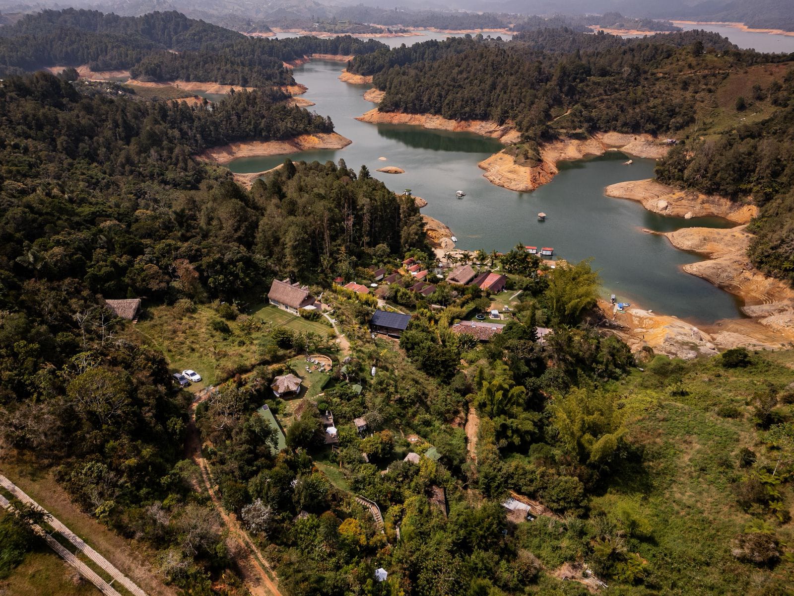 Vista aérea del refugio junto al embalse de Guatapé