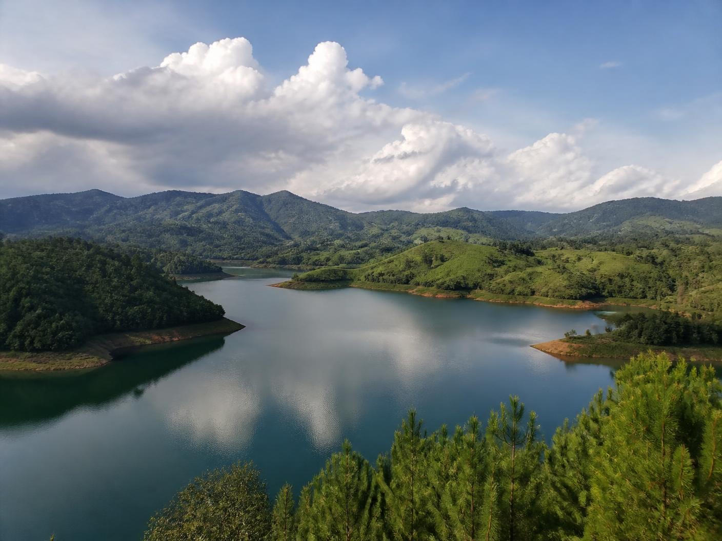 Embalse de Guatapé rodeado de montañas verdes